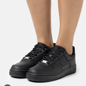 Air Force 1 - Jag säljer mina skor som e knappt använda. Använd 1gång. Jag vill sälja dem eftersom jag kunde tyvärr inte lämna tillbaka dem