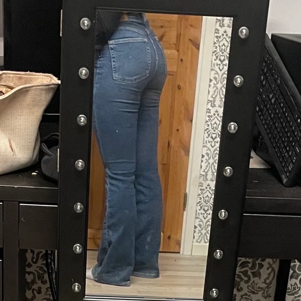 Bootcut jeans från Gina tricot i strl 36. Jag är 160 och jeansen är lite för långa för mig. . Jeans & Byxor.