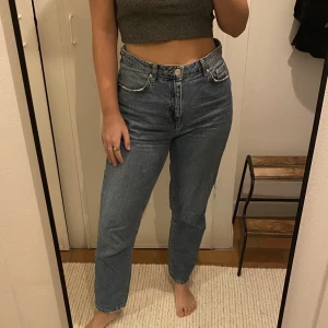 Gina Tricot Jeans Strlk 40 - Säljer nu ett par av mina favoritjeans då de tyvärr blivit för stora. Jättefint skick, mellanblå tvätt och mellanhög midja med dragkedja. Pris exkl frakt