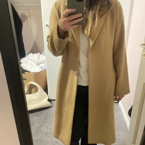 Varm beige kappa - Kappa i varm beige färg. Är i mycket fint skick. Hör gärna av dig vid frågor eller för fler bilder!🤗