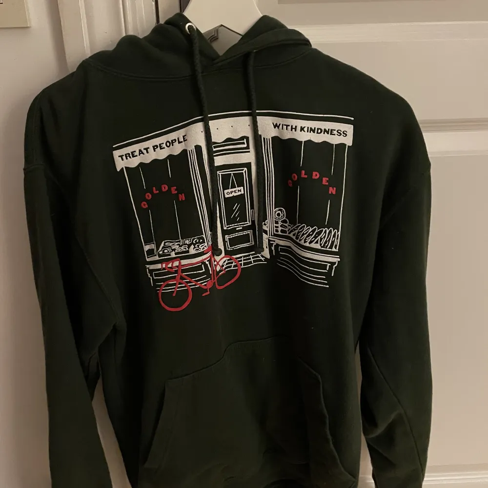 Harry Styles limited edition golden musik video hoodie, köpte för 700kr, säljer för använder den inte. Köparen står för frakt. Den ser svart ut med är mer mörkgrön. Hoodies.