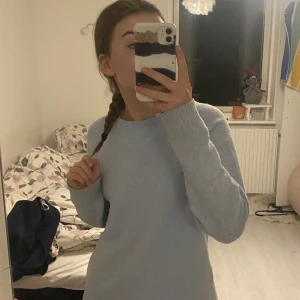 Stickad tröja - Säljer denna populära stickade tröjan från Vero Moda i storlek S för att den inte kommer till användning längre💓