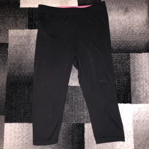 Idrotts byxor  - I bra skick, perfekt för yngre personer, går ner till knäna (dem ska va korta)  