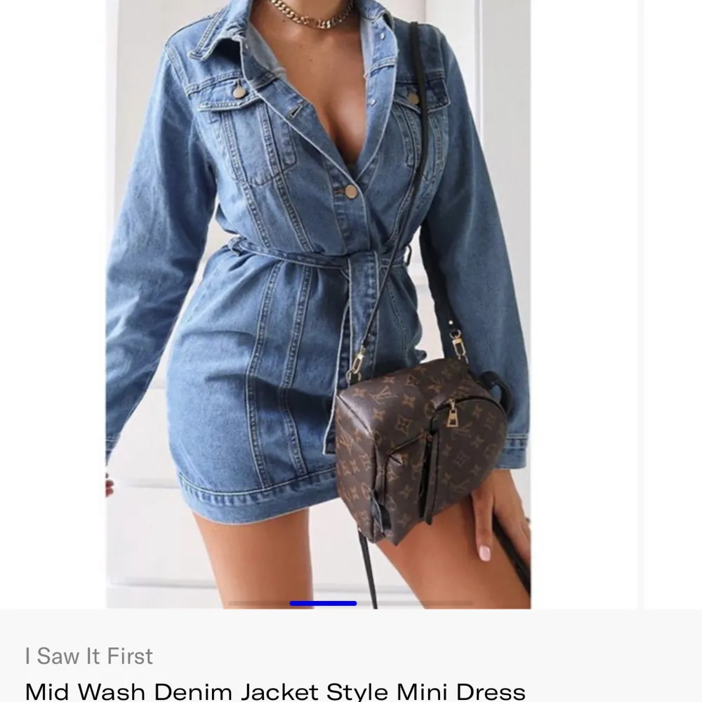 Mid wash denim dress är använd 2 gånger och är i bra skick ordinarie pris £40 . Klänningar.