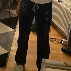 Juicy Couture Vintage - Mörk blå juicy Couture Vintage som säljs då dem inte kommer till användning💕 Några av diamanterna är borta men inget man tänker på! Det står storlek M men dem sitter som S-XS Skriv för fler frågor och mått❤️