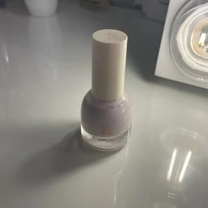 Nagellack - Säljer nu mitt helt oanvända nagellack från H&M Färg : Shes A Beauty Köptes nyss Orginalpris : 50 kr !!OBS!! EJ SPÅRBART
