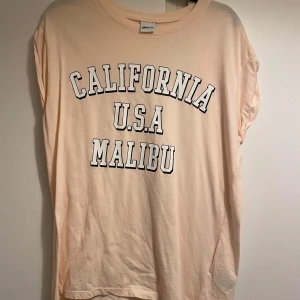 T-shirt  - T-shirt från Gina Tricot i fint skick. Köparen står för frakt.