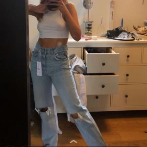 Gina Tricot jeans - 90s petite midwaist jeans från Gina Tricot, bild 2 & 3 visar hur hålen ser ut idag. Bra skick!💙🧚🏼