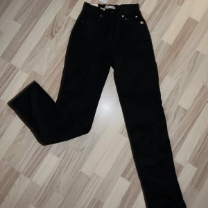 Högmidjade byxor från Gina tricot - Säljer dessa snygga byxor från Gina pga för långa för mig, är 163 så skulle rekommendera att någon som är längre än det köper dessa😋 Storlek: 32/XS Oanvända Slit nere vid foten