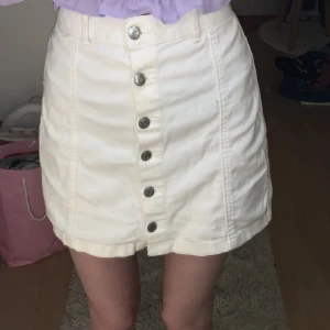 Vit jeans kjol - En vit jeans kjol som är använd dock i bra skick, passar både S och M