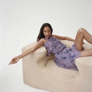 Zara Jumpsuit - Supersnygg jumpsuit från Zara i snygga lila färger, perfekt på sommaren😍😍 Använd en gång