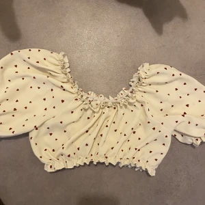 Topp med små hjärtan - Jättefin topp med små hjärtan💗