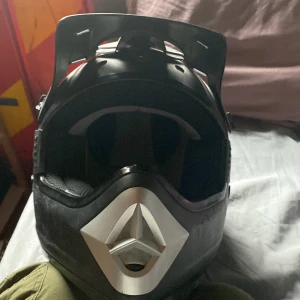 Hjälm - Hjälm från biltema, väldigt repad o har använt den cirka 20 gånger