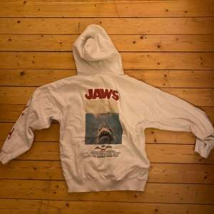 En Jaws hoodie från H&M i storlek S, ganska gott skick men plasten på ena snöret saknas