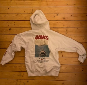 Jaws hoodie - En Jaws hoodie från H&M i storlek S, ganska gott skick men plasten på ena snöret saknas