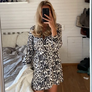 Klänning  - Säljer denna klänningen från zara, tycker den är super snygg och classy! Den är för liten för mig därför säljer jag den !💕💕