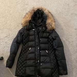 Rockandblue jacka  - En lång rockandblue jacka stl 36 knappt använd, i perfekt skick använd några få gånger bara. Priset kan diskuteras.