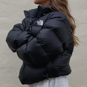 North face jacka - Superfin och varm jacka från North Face.💕 Jackan är bara andhämtning et få tal gånger. Namn: Retro Nuptse jacket unisex. Storlek S🌟 Fråga gärna för fler bilder📸