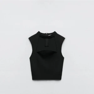 Svart zara topp - Säljer min jätte jätte fina och trendiga svarta topp från zara! I nyskick!😍😍😍