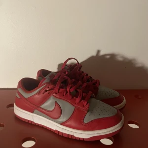 Nike dunk unlv - Storlek 42,5, använd fåtal gånger. Köpt på sneakershyllan i Göteborg, säljer eftersom de är för små för mig 