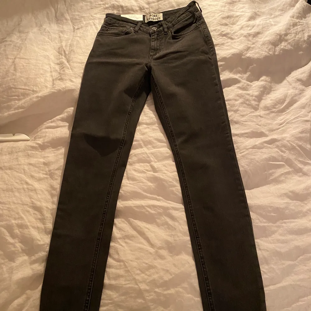 Acne studios jeans, det storlek: 24/34. Prislapp kvar, aldrig använda . Jeans & Byxor.