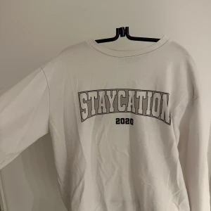 Vit tröja - En vit tröja från prettylittlething. Använd typ 4 gånger och är i storlek S💖lite oversized skulle jag säga och passar till allt