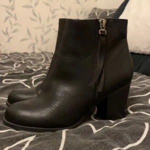 Klackskor - aldrig använda! Super bra skick med tanka på att dom inte är använda!😋säljer för dom är för stora