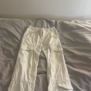 Cargo byxor - Jättefina cargo byxor från Zara  Storleken är 32 men passar mig som bär 36/38 lika bra