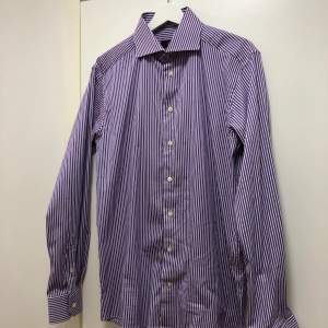 Skjorta köpt på Etons utförsäljning på Myrorna, herrstorlek 40, uppskattad damstorlek M/L. 