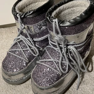 Moon boots - Moon boots liknande skor i strl 38-40 cirka 💕💕💕 sparsamt använda!! LITE KATTHÅR här å där DÅ DE INTE ANVÄNDS MEN DET TAS SJÄLVKLART BORT!!!