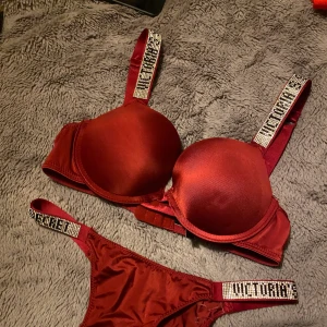 Victoria’s secret sett - Säljer mitt Victoria’s secret sett i vin rött, super fint sett. Bhn är storlek 75B och trosorna är M (trosorna är ganska små i storken)