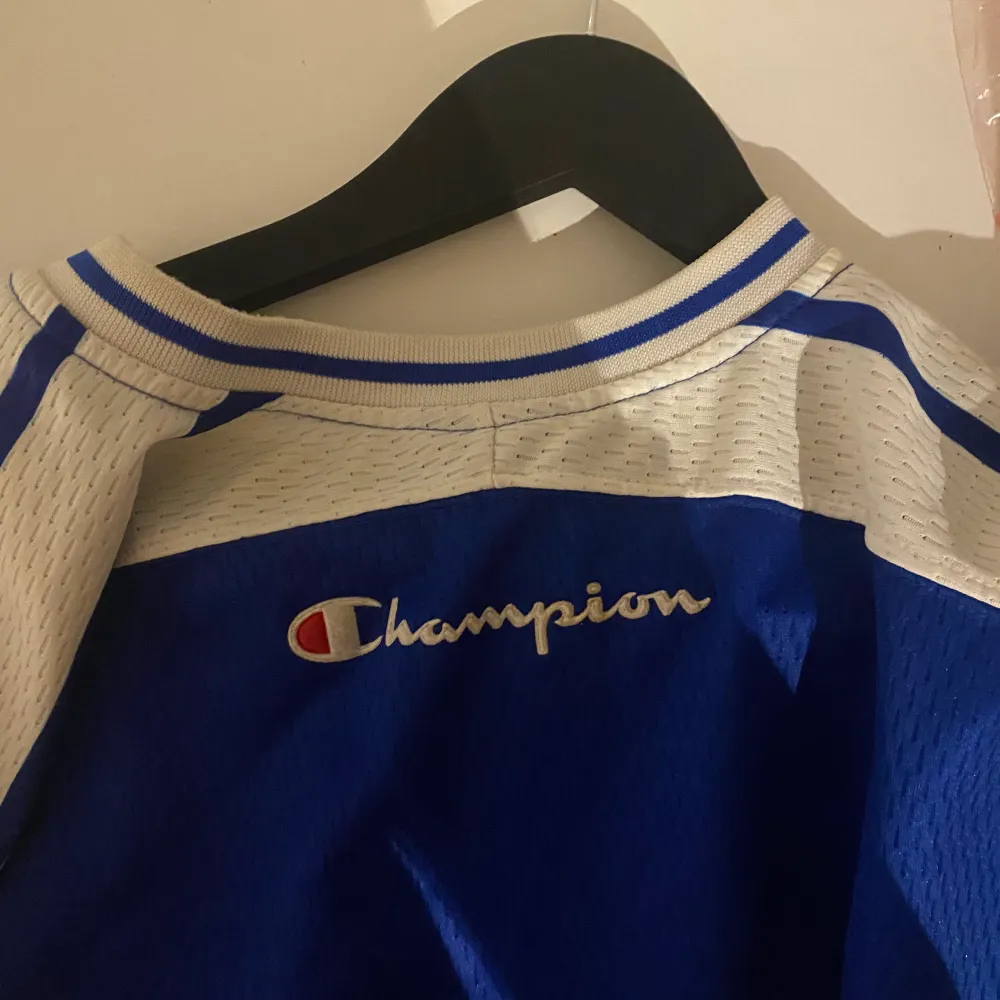 Snygg blå Champions tisha köpt på humana men används inte längre😊. T-shirts.
