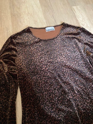 Sammetströja med leopard mönster  - Tröja i så skönt material 