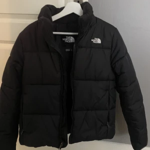 The north face jacka  - En the north face jacka i mycket fint skick! Den är tidigare köpt på plick och jag själv använt den 1 vinter. Men det finns inga slitage som jag kan se, utan den är i väldigt bra skick. Det är storlek M, men passar S också!💕