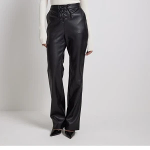 Skinnbyxor Nakd - Oanvända med prislappar kvar. Otroligt snygga men passade inte mig tyvärr.  Nypris på hemsidan 349kr.