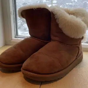 Jättefina äkta UGGs som inte är så slita sulan är som ny 👌🏻priset går att pruta och säljer pågrund av lite användning och lite små