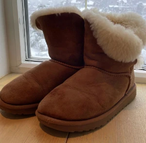 Uggs - Jättefina äkta UGGs som inte är så slita sulan är som ny 👌🏻priset går att pruta och säljer pågrund av lite användning och lite små