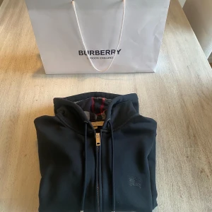 Burberry hoodie  - Storlek S (passar M)  Använd 2 gånger 2899 kr Tar inga byten