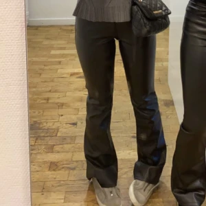 Skinnbyxor - Mid rise bootcut skinnbyxor i storlek 34. Är 163 ungefär och dem går ner till marken💓Använda endast några enstaka gånger. Säljer då dem inte kommer till användning! 