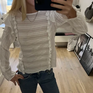 Vit blus mdd fransar - Jättefin vit blus med fransar! Storlek 40 men passar mig som vanligtvis har Xs/S