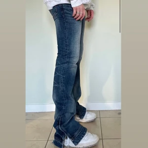 Jättesnygga lågmidjade vintage jeans i st M - Säljer då dom är försmå för mig. Benlängd 108cm Midja 40cm