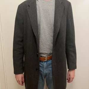 Kappa med extra krage - Herrkappa/rock från märket Park Lane. Storlek S. Den har även en avtagbar ”krage” (bild 2) som gör att den går att stänga+den blir varm och gosig! Supernice till hösten/vintern.  Säljes pga för liten. Nypris ca 2800kr 