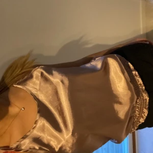 linne - Säljer ett beige, brunt linne. Det kommer tyvärr inte till användning (säljer ett svart också)💗 skriv privat för fler bilder!