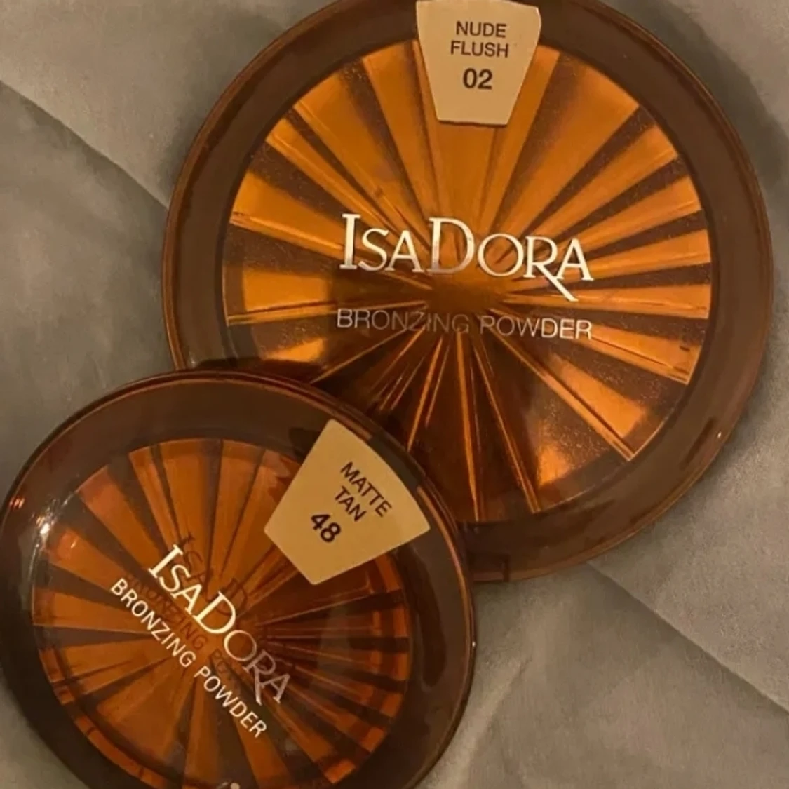 Två isadora bronzer  puder bara en sv dom e använda och det är 48 den lilla men det sys inte på paleten 
