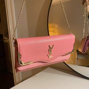 Säljer min fina rosa fake ysl väska. Köpt i Grekland. Otroligt fin, med följer ett långt guldigt band till. Som gör att du antigen kan ha den crossbody eller som axelremsväska! 