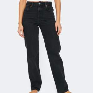 Svarta jeans från bikbok i storlek 29 längd 34. Lite långa för mig som är 173. Använda en gång. 150kr+frakt