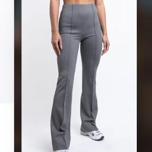 Madladys Högmidjade Leggings Med Stråveck - Kennedy - Jag säljer dessa byxor då dem är för små för mig och kan inte lämna tillbaka dem. Byxorna är helt nya dårå och inget fel på dem 