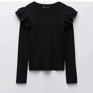 volangtopp zara - Säljer denna slutsålda svarta långärmade volangtoppen från zara i jättefint skick.  Är i storlek S, men passar mig som har XS. Köpt i april för 250kr, så säljer för 150kr+ frakt. 💌🎩(kan ge fler bilder om det önskas)