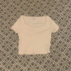 Cottagecore topp - Naturvit/väldigt ljust puderrosa tröja från TopShop. Lätt puffärm och spets längs halsen och ärmarna. Passar inte längre