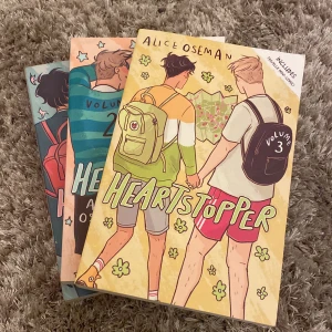 Heartstopper - 3 st heartstopper böcker på engelska. 50kr st + frakt. (1,3 kilo tillsamans.) 